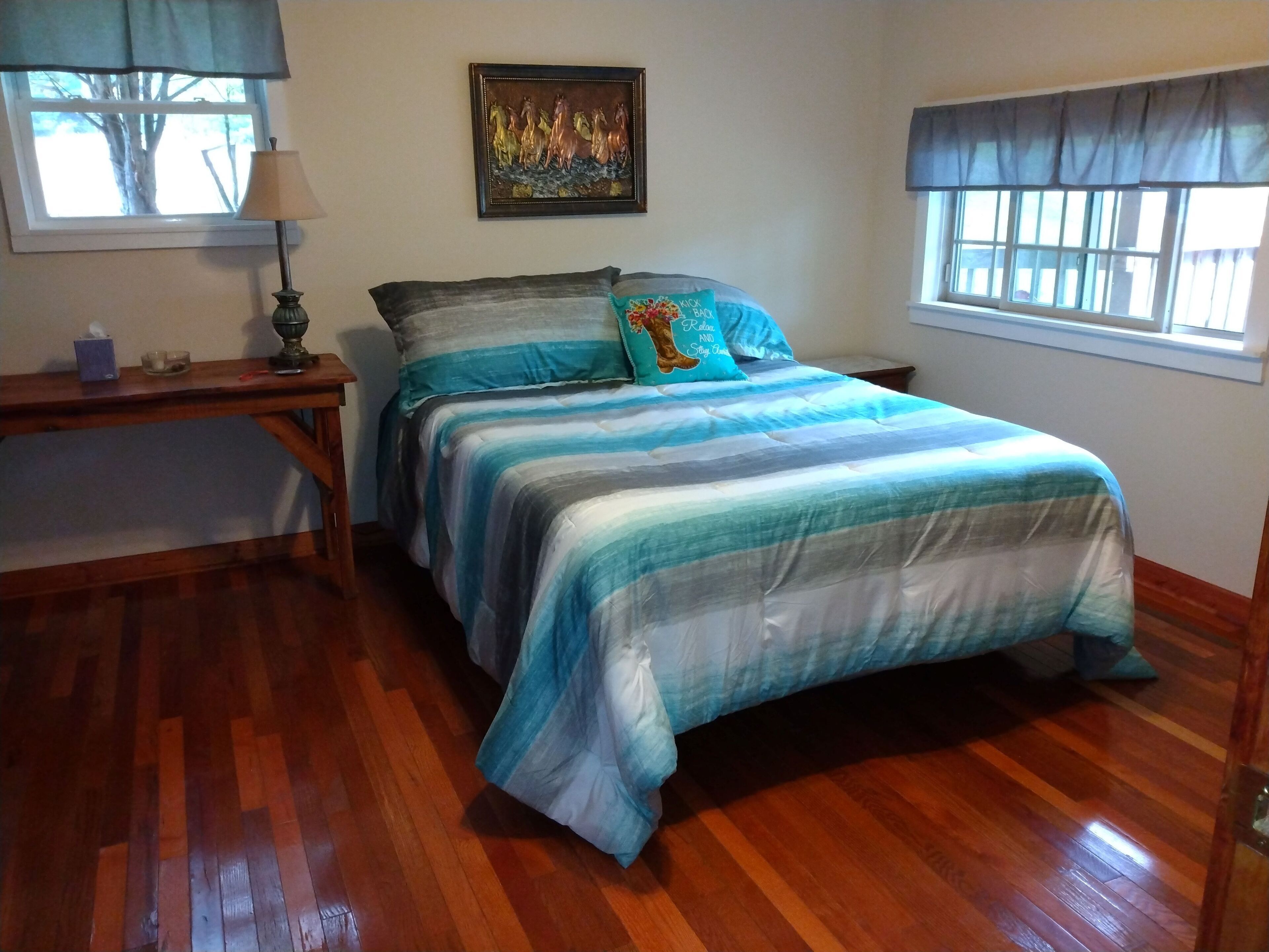 2 bedrooms, desk, WiFi, bed sheets