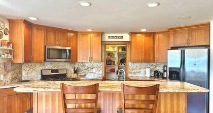 Eastsound Overlook - NEW LISTING/SALISH VIEWS/WALK TO TOWN!