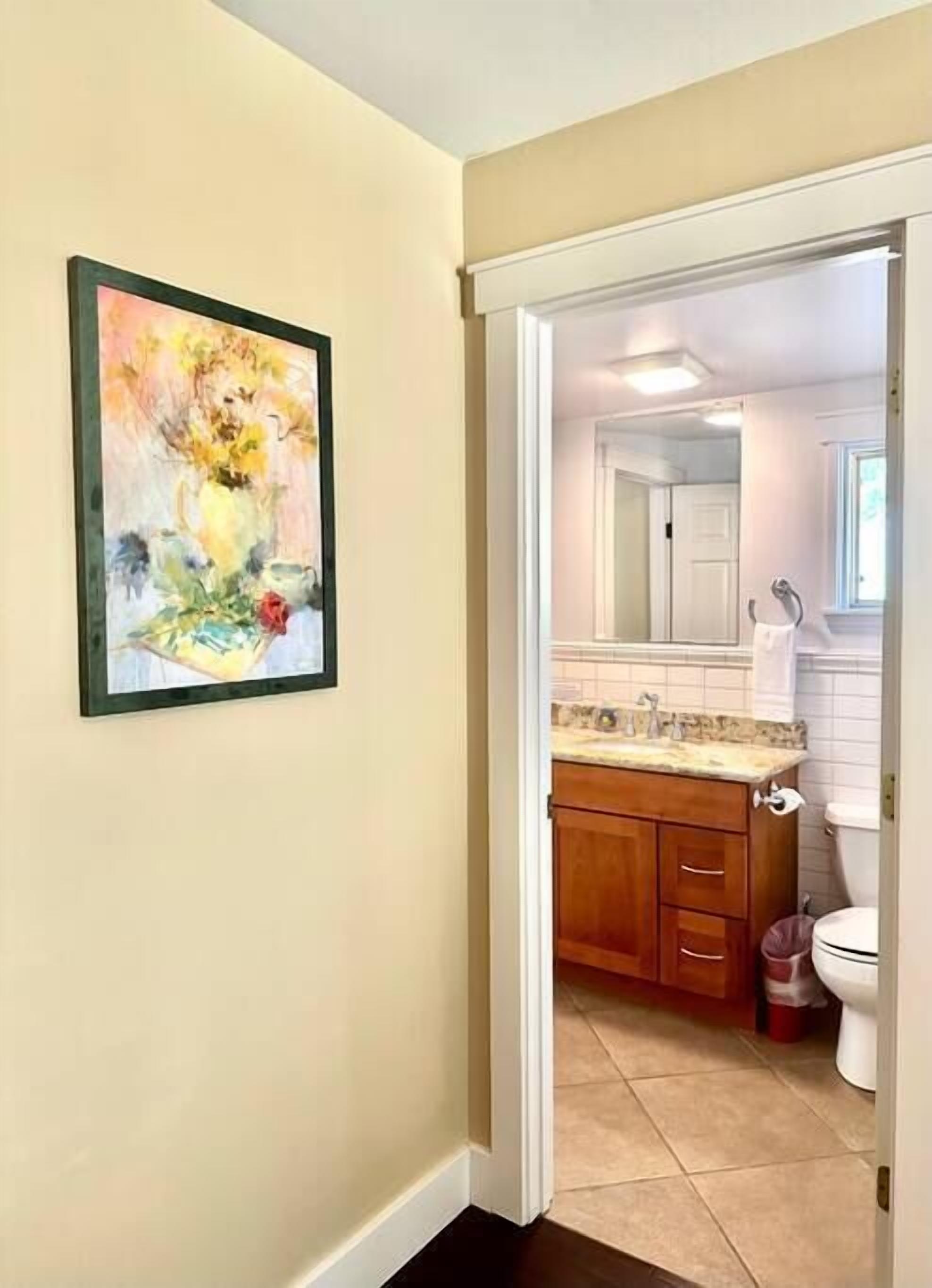 Kylpyamme, hiustenkuivaaja, pyyhkeet, saippua