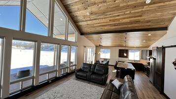 Een smart-tv en een open haard