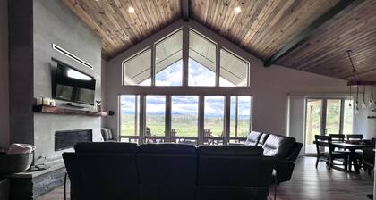 Peaceful retreat on 35 acres w/ spectacular mountain views!