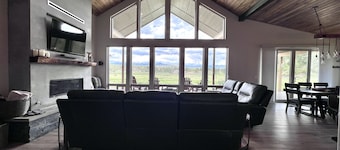 Peaceful retreat on 35 acres w/ spectacular mountain views!