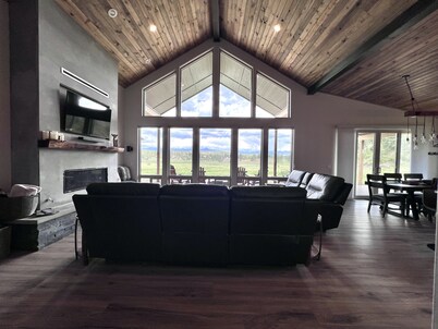 Peaceful retreat on 35 acres w/ spectacular mountain views!