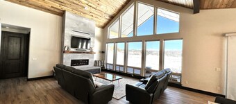 Peaceful retreat on 35 acres w/ spectacular mountain views!