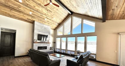 Peaceful retreat on 35 acres w/ spectacular mountain views!