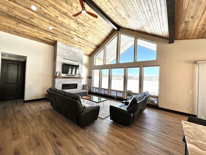 Peaceful retreat on 35 acres - spectacular mountain views!
