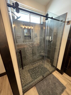 Dusche, Haartrockner, Handtücher, Seife