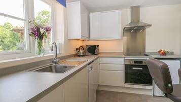 Geladeira, lava-louças, chaleira elétrica, torradeira