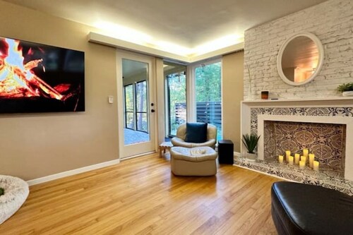 Sunny Bird Sanctuary; 3 King Bds; Bike Dwntwn; EV