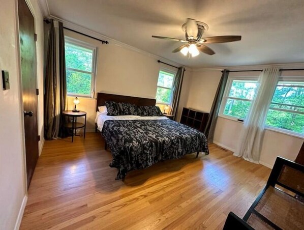3 chambres, bureau, fer et planche à repasser, accès au Wi-Fi (inclus)