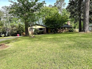 Property grounds - Sunny Bird Sanctuary; 3 King Bds; Bike Dwntwn; EV (Macon)
