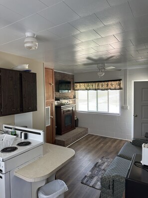 Een koelkast, een magnetron, een kookplaat