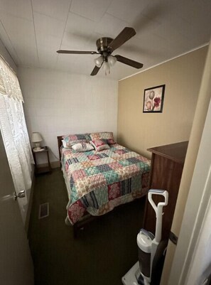 2 bedrooms, in-room safe, iron/ironing board, bed sheets