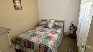 2 bedrooms, in-room safe, iron/ironing board, bed sheets