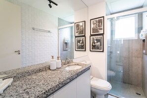 Apartment | Bathroom | Shower, towels - Studio Vitreo 66 (São Paulo)