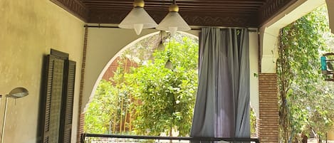 Maison Panoramique | Coin séjour | Télévision de 32 pouces avec chaînes thématiques, écrans d'ordinateur