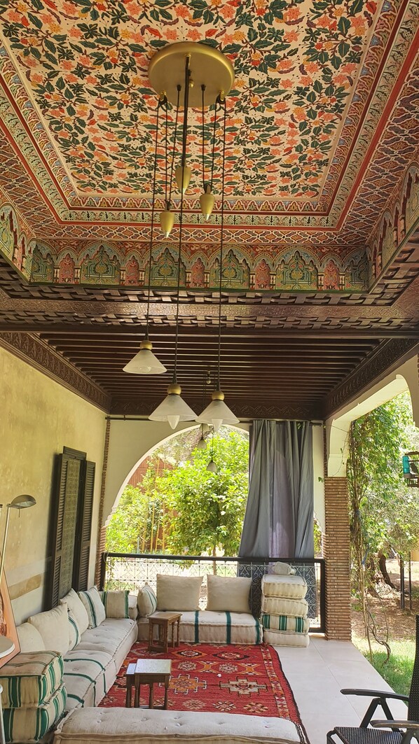 Casa panorâmica | Área de estar | TV 32 polegadas com canais de TV premium, monitores de computador