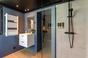 Douche, baignoire Ă jets, sĂšche-cheveux, peignoirs
