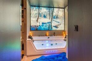 Dusche, Whirlpool, Haartrockner, Bademäntel