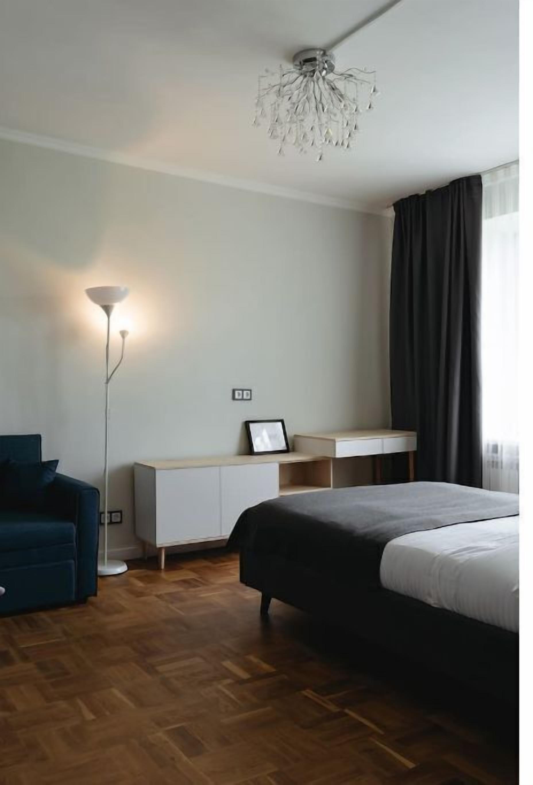 2 soveværelser, skrivebord, lydisolering, strygejern/strygebræt