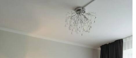 2 chambres, bureau, chambres insonorisées, fer et planche à repasser