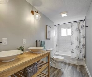 Suihku, poreamme, hiustenkuivaaja, pyyhkeet