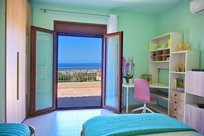 4 bedrooms, desk, iron/ironing board, WiFi