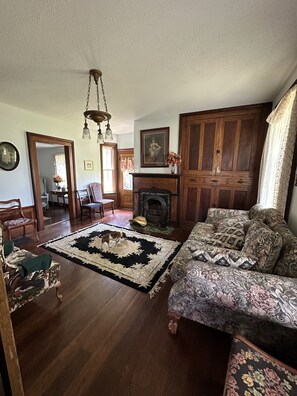 Televisión y chimenea