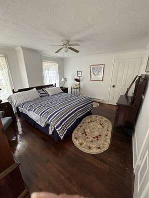 3 bedrooms, iron/ironing board, bed sheets