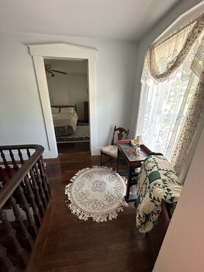 3 habitaciones, tabla de planchar con plancha y ropa de cama