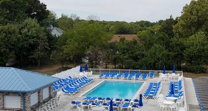2 BR Pool View Unit - Updated Put-in-Bay Condo - Only Steps from Lake Erie C4