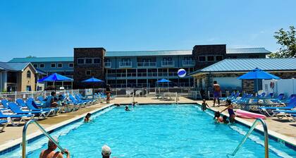 2 BR Pool View Unit - Updated Put-in-Bay Condo - Only Steps from Lake Erie C4