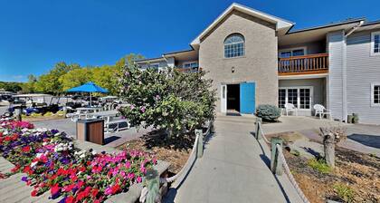 2 BR Pool View Unit - Updated Put-in-Bay Condo - Only Steps from Lake Erie C4