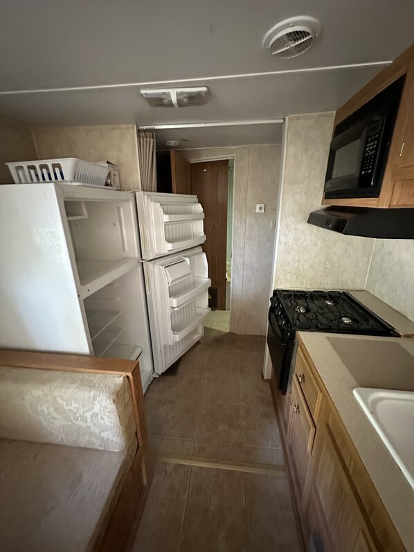 Een koelkast, een magnetron, een oven, een kookplaat