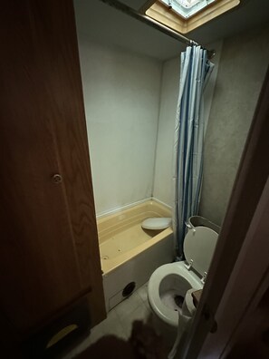 Een douche, toiletpapier