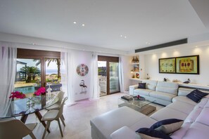 4 bedrooms - El Greco Seafront Villa (Paralimni)