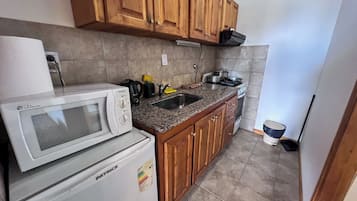 Refrigerador con congelador, microondas, horno y tostadora
