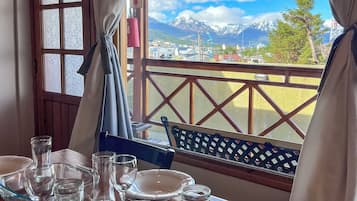 32-inch Smart TV with cable channels, heated floors