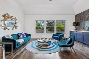 Televisión, chimenea y estéreo 