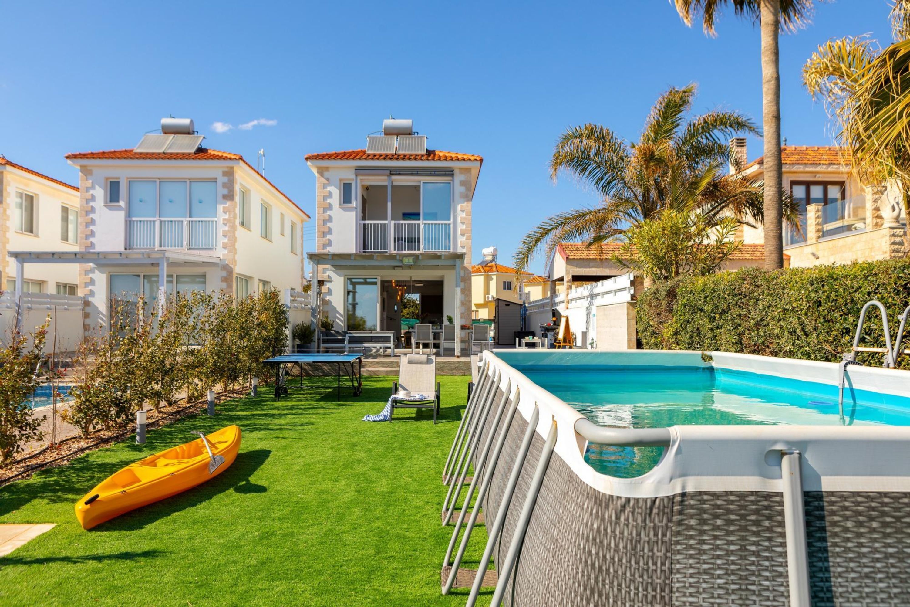 Un quartier résidentiel doté d’une piscine, d’un bateau et d’une pelouse bien entretenue.
