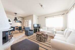 House | 3 bedrooms - Luxury Home With Jacuzzi and Spectacular Sea Views for 8 Guests (Vari-Voula-Vouliagmeni)