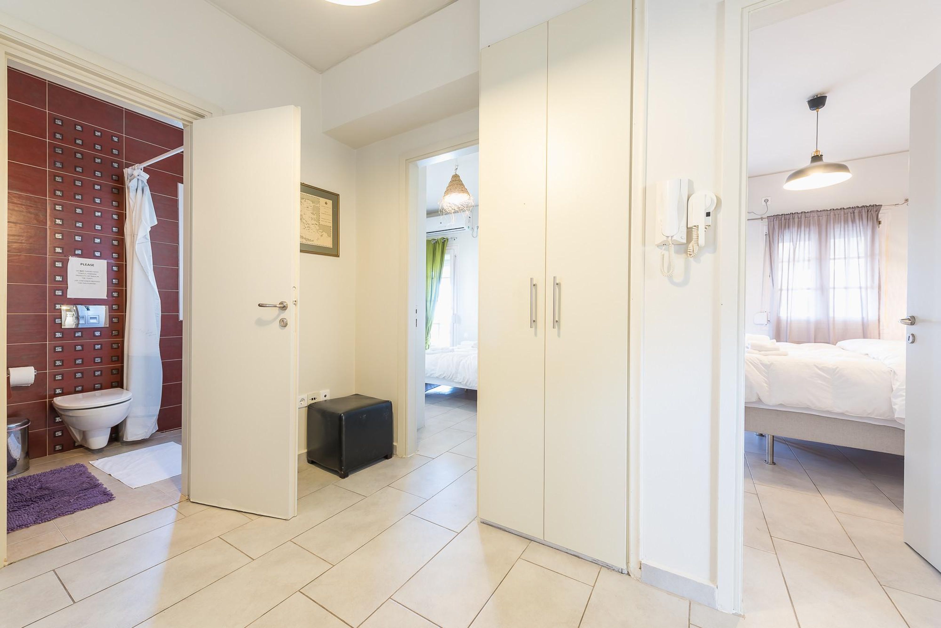 Une chambre d’hôtel avec salle de bain, un placard et un lit.