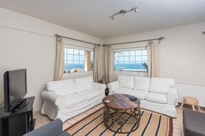 House | 3 bedrooms - Luxury Home With Jacuzzi and Spectacular Sea Views for 8 Guests (Vari-Voula-Vouliagmeni)