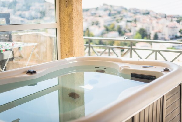 House | 3 bedrooms - Luxury Home With Jacuzzi and Spectacular Sea Views for 8 Guests (Vari-Voula-Vouliagmeni)