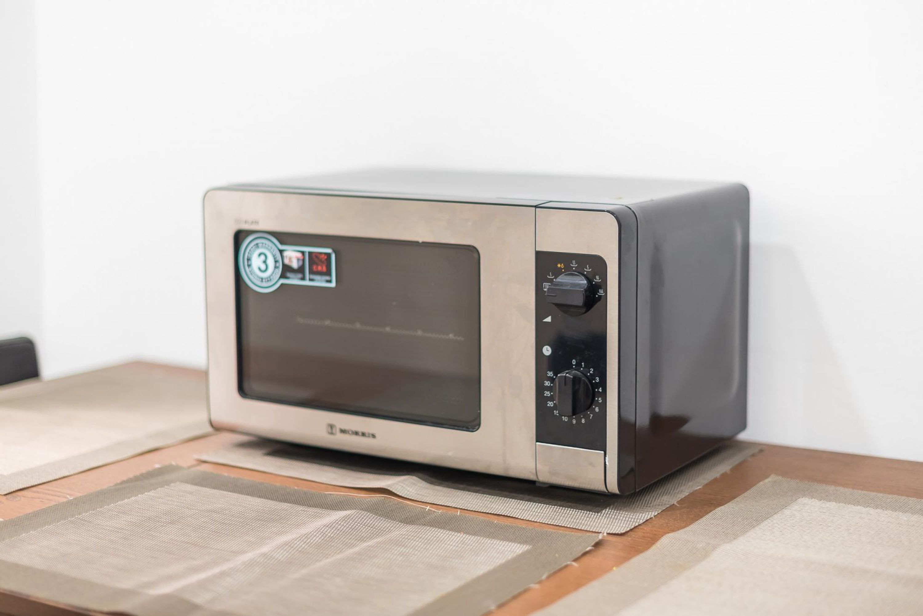 Un four à micro-ondes doté d’un écran numérique, d’un panneau de commande et d’une marque clairement visible.