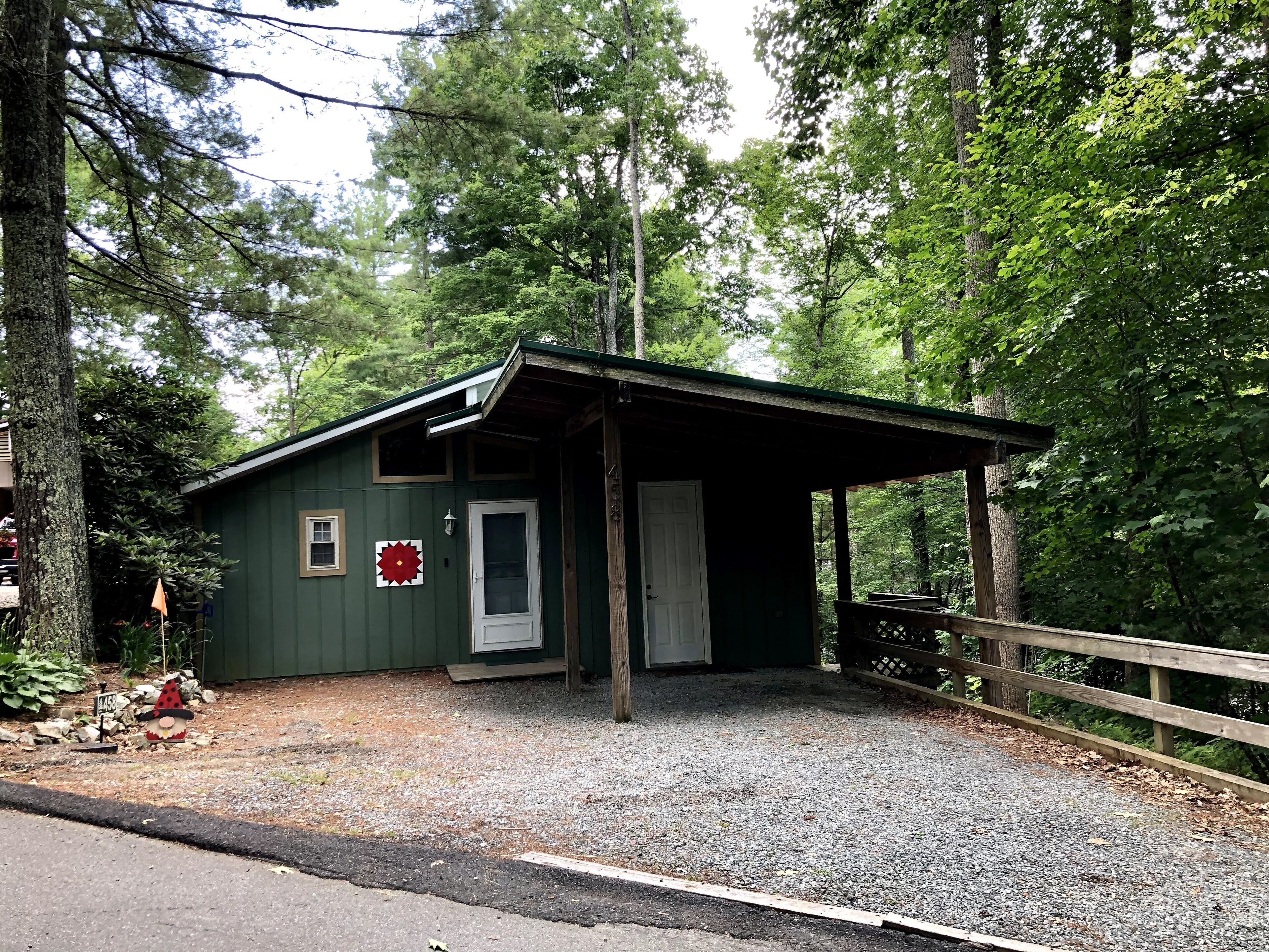 Cozy Family Mountain Retreat, Dog Friendly!