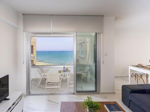 2 bedrooms - Mackenzie Leo Seafront Suite (Larnaca)