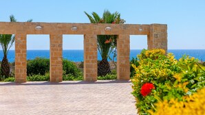 A stone archway with a view of the sea. - Protaras Seafront Villa Violetta (Paralimni)