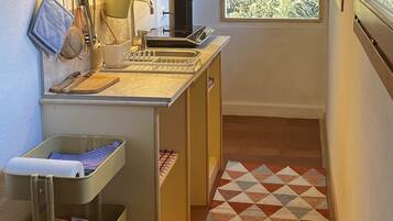 Fridge, stovetop, coffee/tea maker, electric kettle