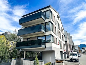 A modern multi-story building with large windows and balconies. - FP Appartements - Maisi 4 (Kaprun)